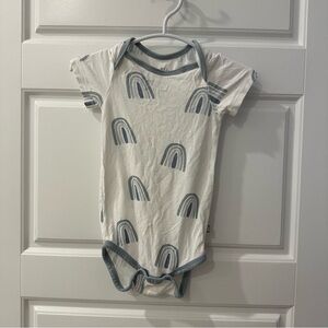 Kyte BABY Blue and White Rainbow Bodysuit